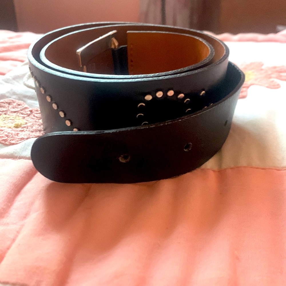 I am selling this belt and it is black with some silver dots . Made by Prune